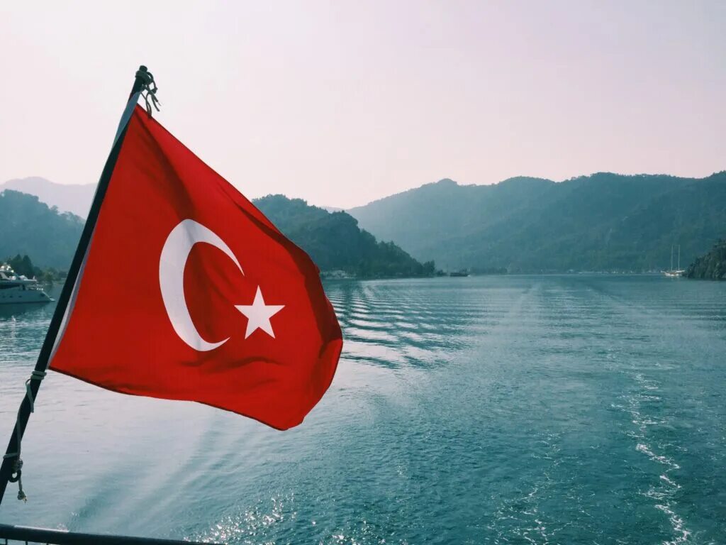 Did turkey. Флаг Алании Турция. Пляж с турецким флагом. Турция море флаг. Турция пляж флаг.