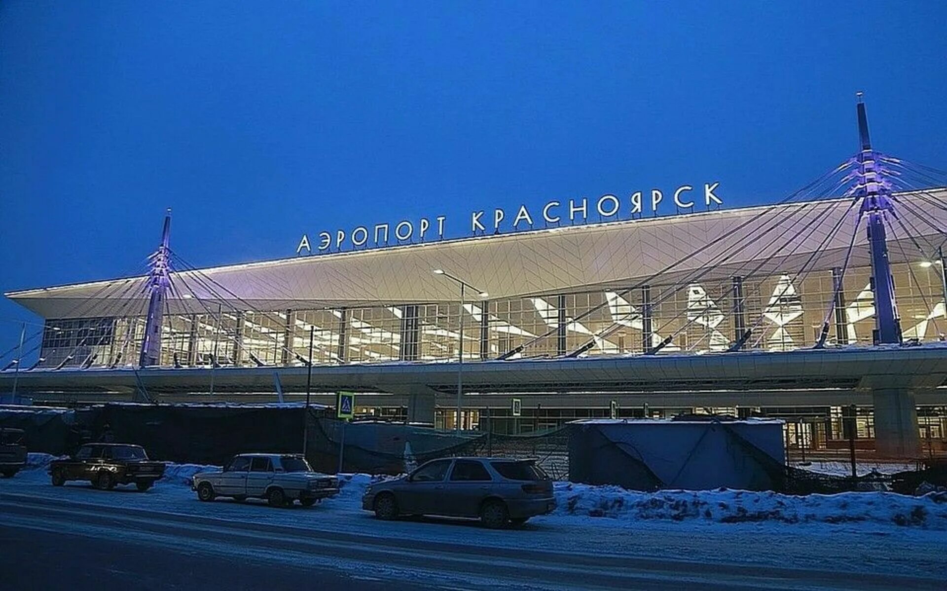 Аэропорт красноярск край. Аэропорт Емельяново Красноярск. Новый аэропорт Емельяново Красноярск. Аэропорт Красноярск терминал 2. Аэропорт Красноярск зима.