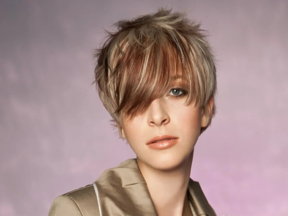 Стрижка волчица на короткие волосы с челкой. Стрижка боб гаврош на средние волосы с челкой. Рваные стрижки на короткие волосы. Волчица на короткие волосы. Стрижка шегги гаврош.