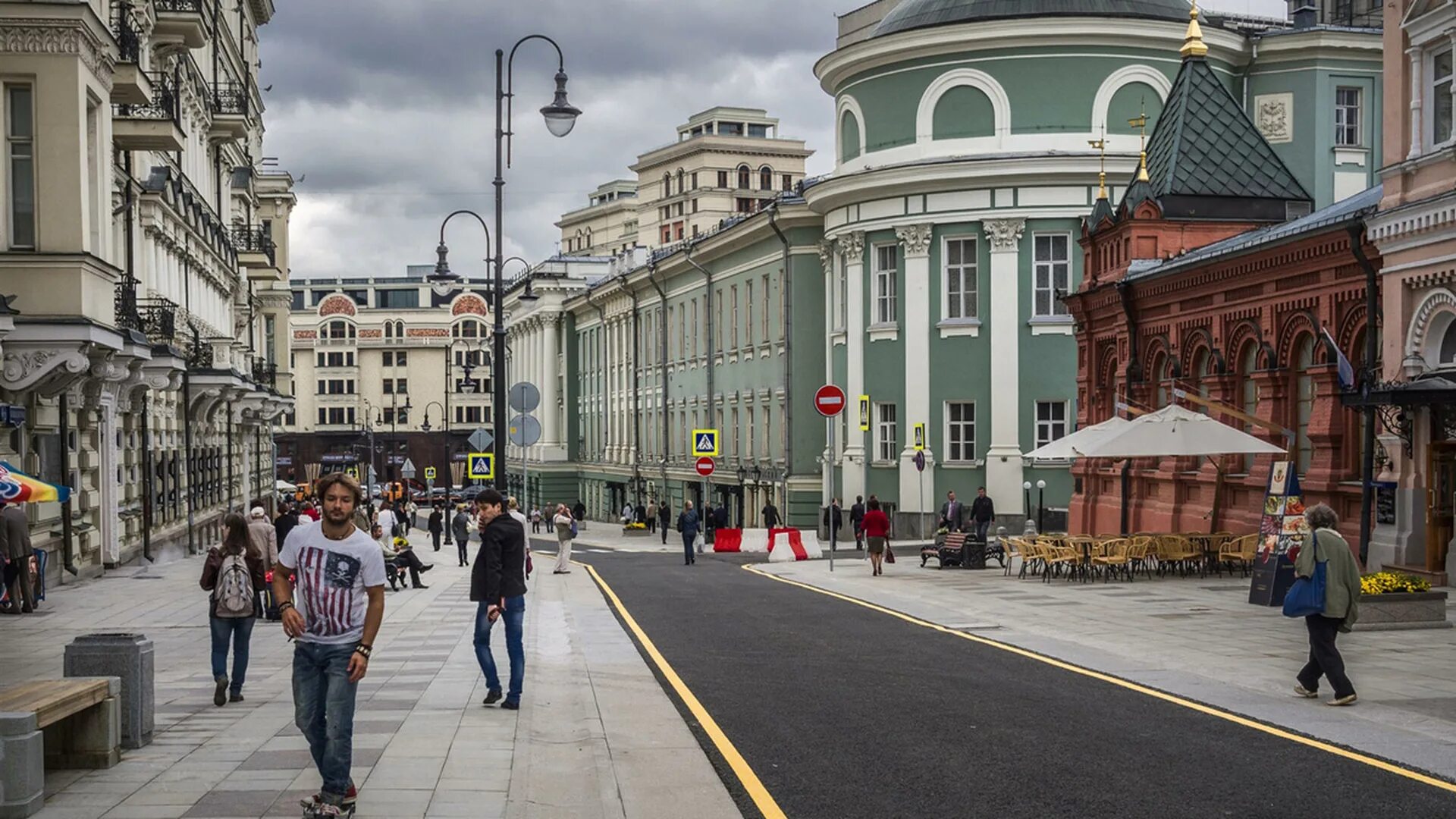 Улица. Пешеходные улицы Москвы в центре. Центральные улицы Москвы. Климентовский переулок пешеходный. Тверская пешеходная улица Москва.