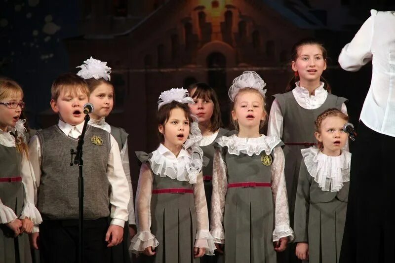 Дети поют в школе. Детский хор. Дети поют в Хоре. Дети поют на сцене.