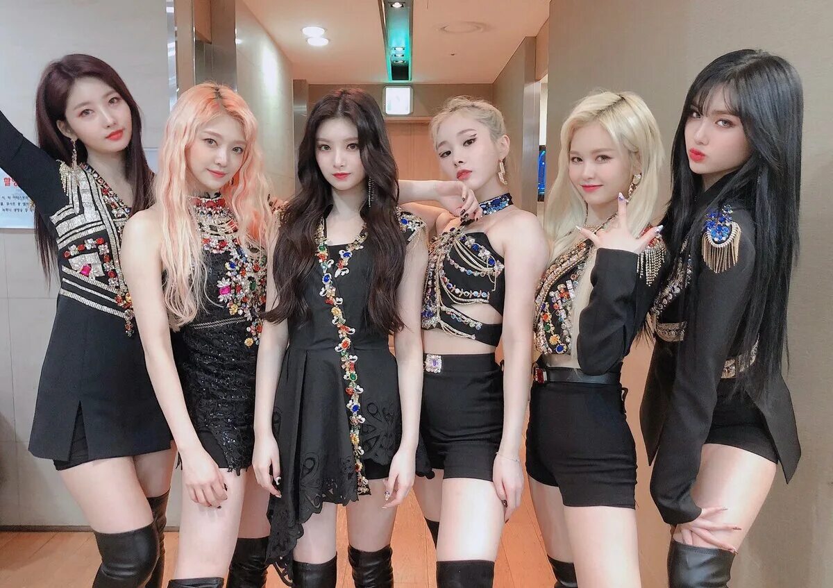 Минами групп. K pop группа everglow. группа everglow 2025. группа everglow участницы. k-pop группа everglow участницы.
