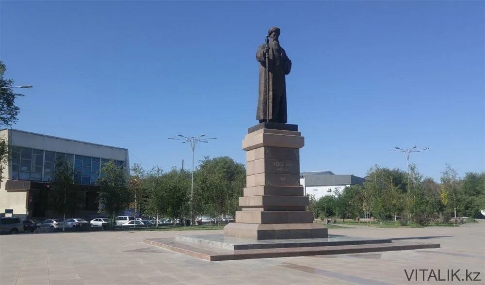 Новосибирск тараз. Толе би памятник. Толе би кесенесі. Тараз Толе би 149а Баласагун. Город Ленгер статуя Толе би.