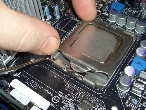 Вставка процессора в материнскую плату. Как вставлять процессор в материнскую плату amd. Сокеты амд процессоров. Процессор вставляется в материнскую плату. Процессор в материнке.