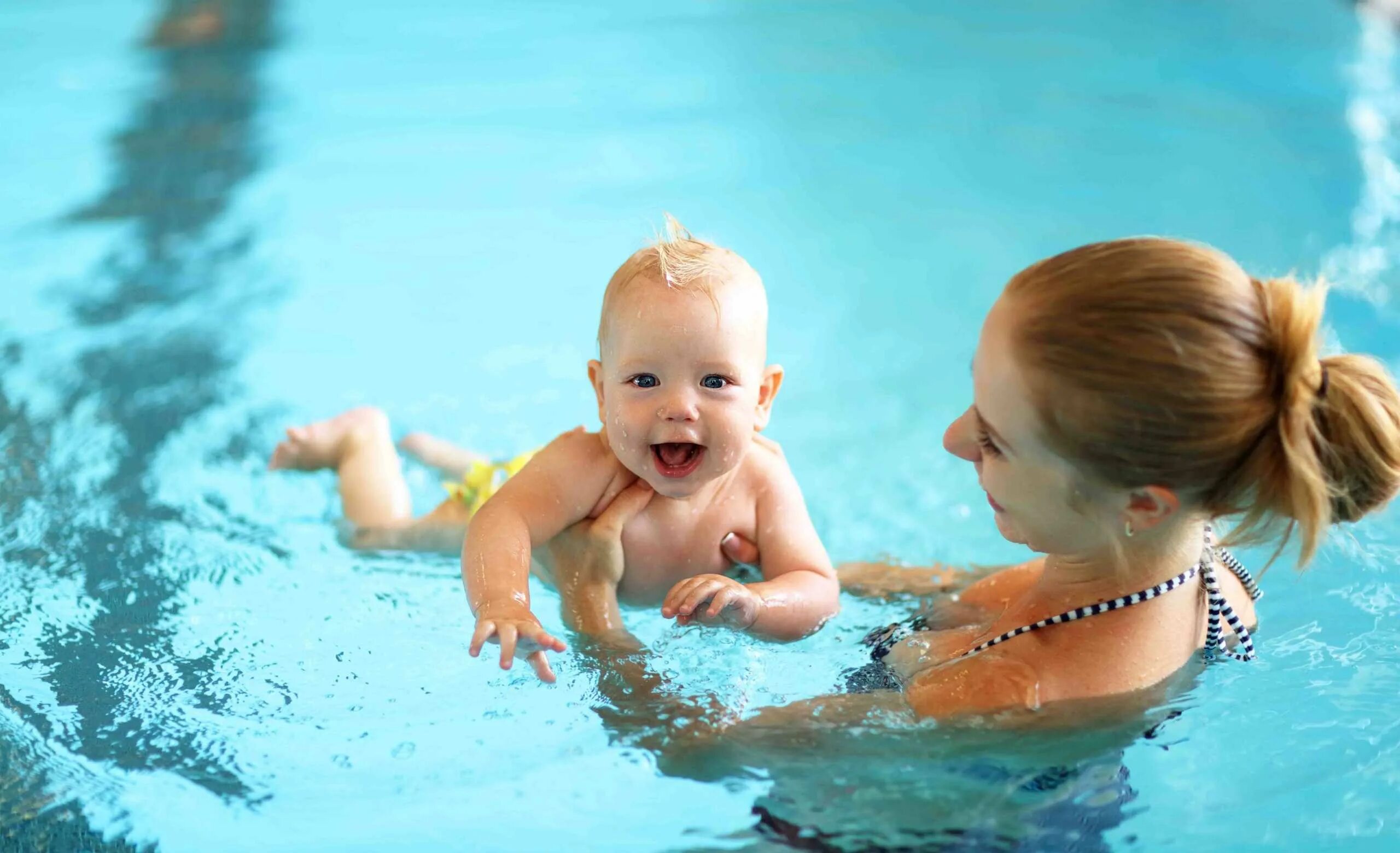 Грудничковое плавание с какого. Грудничковое плавание Aqua Baby. Дети в бассейне. Маленький бассейн для детей. Младенец в бассейне.