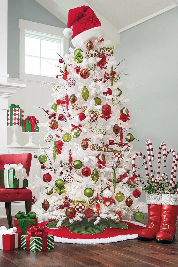 Как красиво украсить к новому году. Крисмас декоратион. Декор новогодней елки. Дизайнерская Новогодняя елка. Красно белая елка украшения.