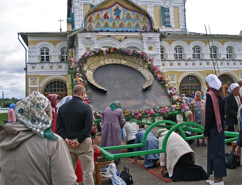 крестный ход с иконой спаса тутаев. спас всемилостивый икона тутаев крестный ход. тутаев воскресенский собор икона всемилостивого спаса. икона спаса нерукотворного в тутаеве. икона под которой нужно пролезать.