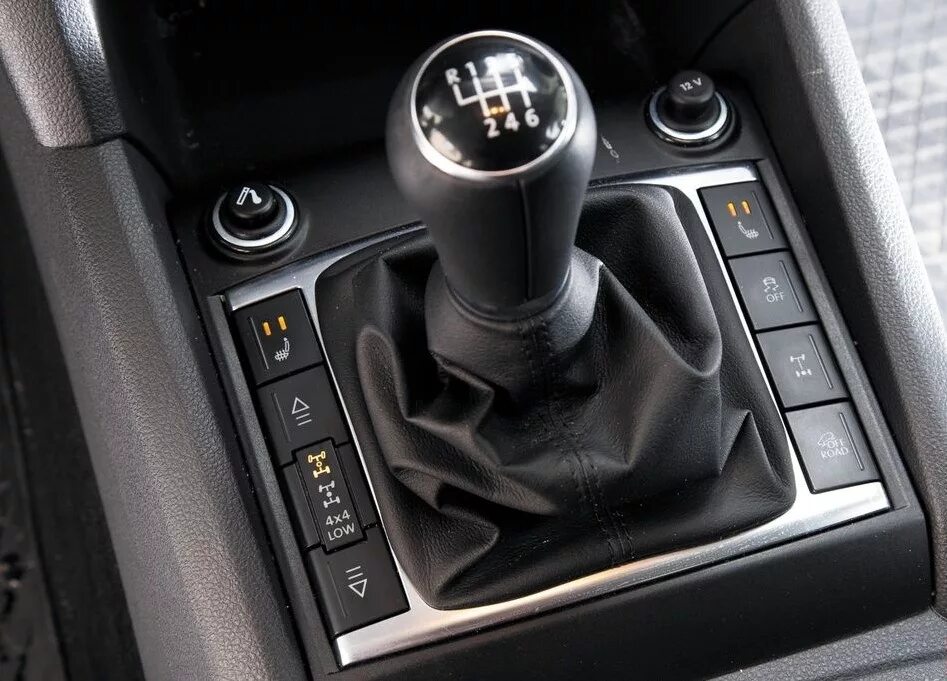 Переключатель кпп. Ручка кпп фольксваген амарок. volkswagen amarok рычаг коробки. мкпп фольксваген амарок. ручка мкпп амарок.