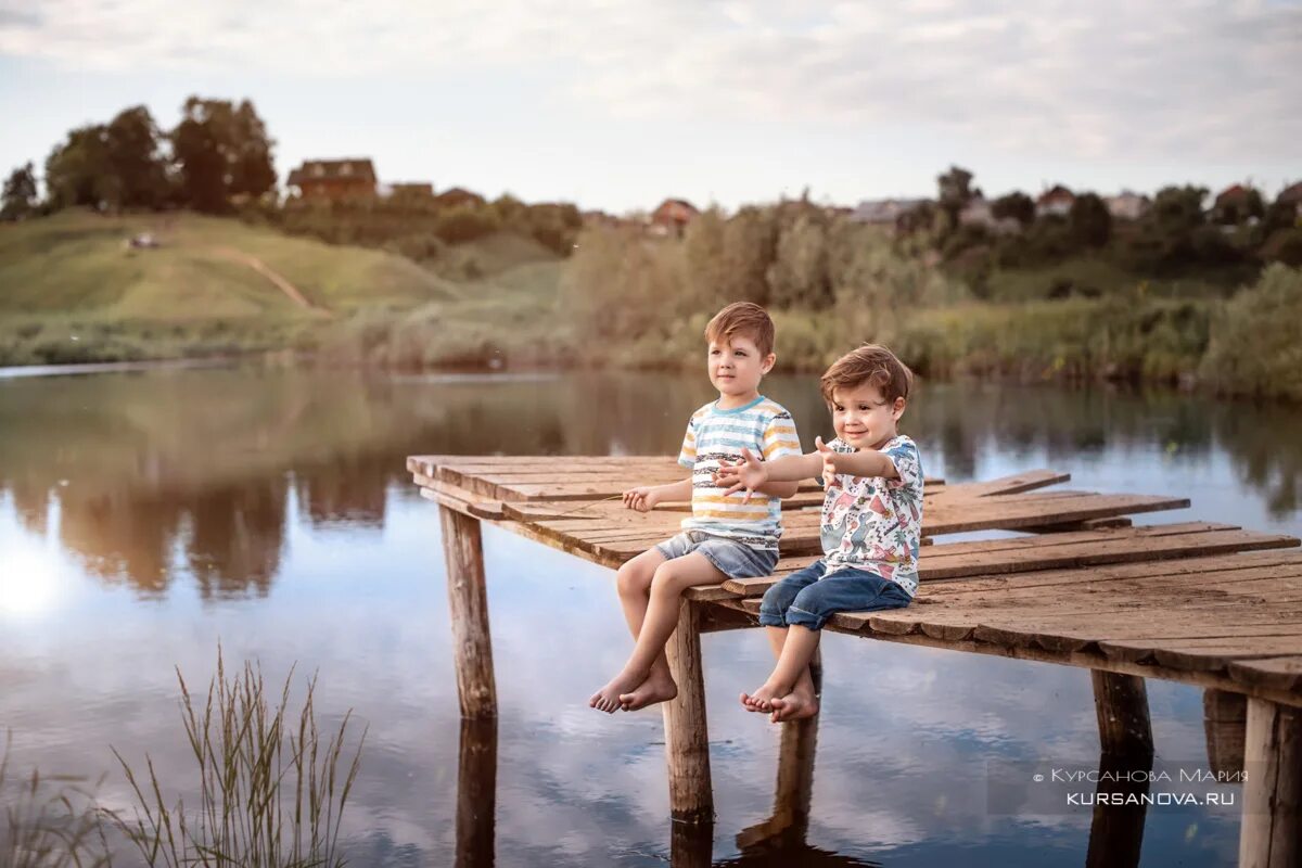 Детская фотосессия на природе. Фотосессия мальчика на природе. Дети на озере. Детская фотосессия на озере. Про озеро детям