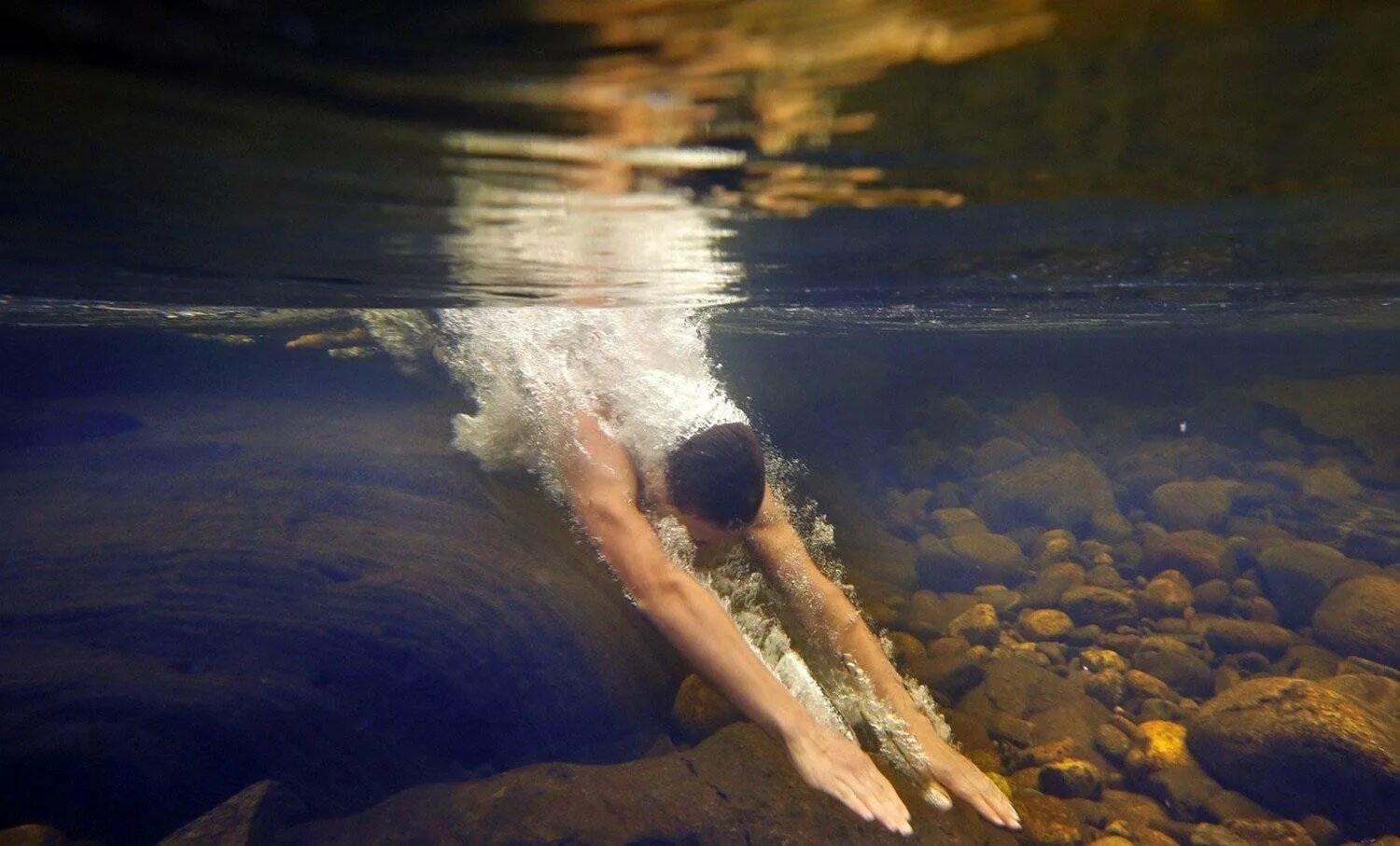 Человек купается в реке. Человек погружается в воду. Плавать в море. Плавать в речке. Девушка плывет в море.