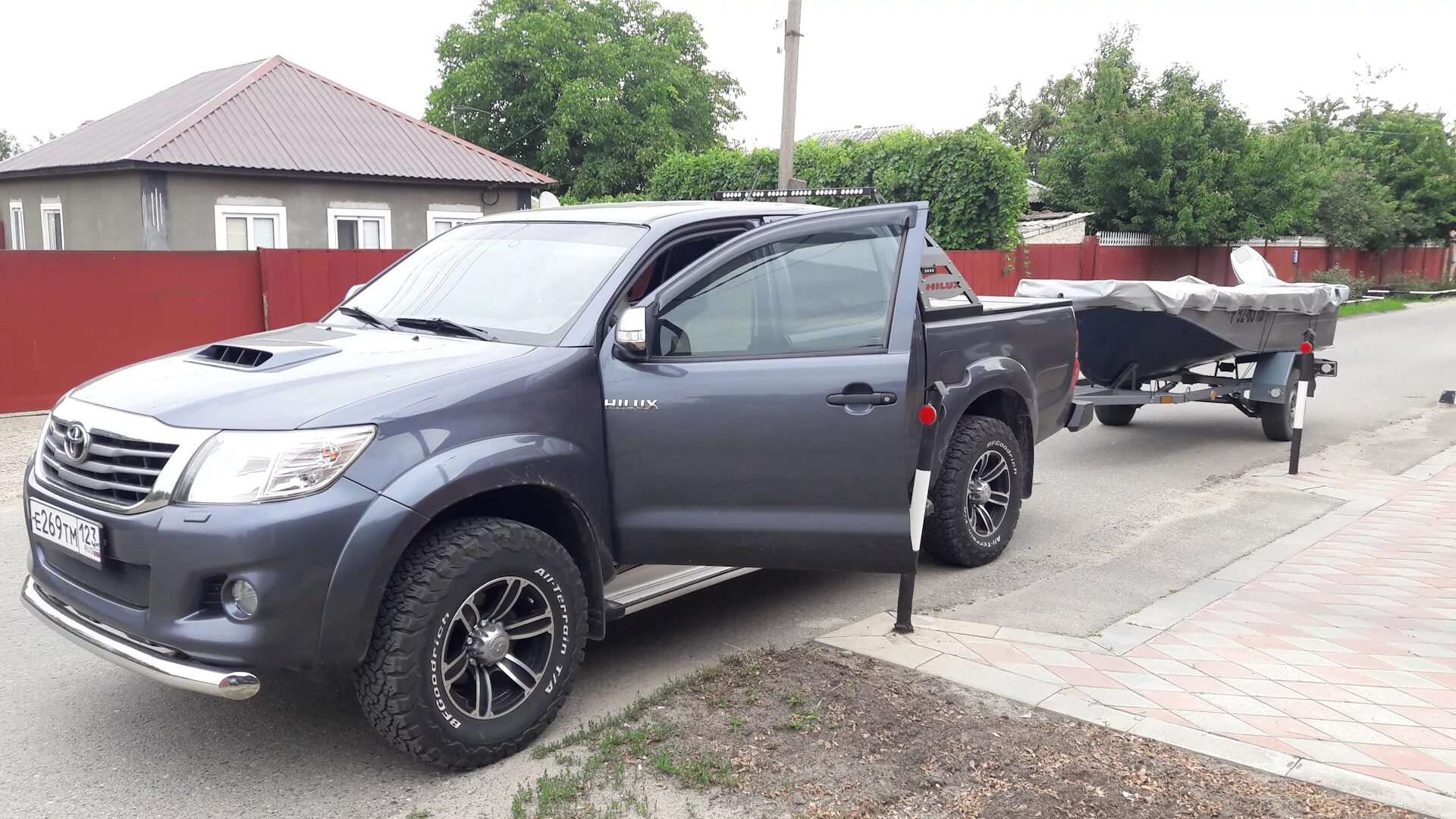 Тойота хайлюкс 2012 цена. Тойота Хайлюкс 2012г. Toyota Hilux 2015 спереди. Тойота Хайлюкс 2012 г 2 и 4. Toyota Hilux 7 двери.