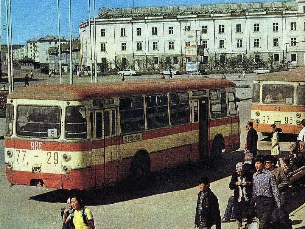 Маршрутки в старом городе. ЛИАЗ 677 90е. ЛИАЗ 677 Якутск. ЛИАЗ 677 90е годы. ЛИАЗ 677 старый.