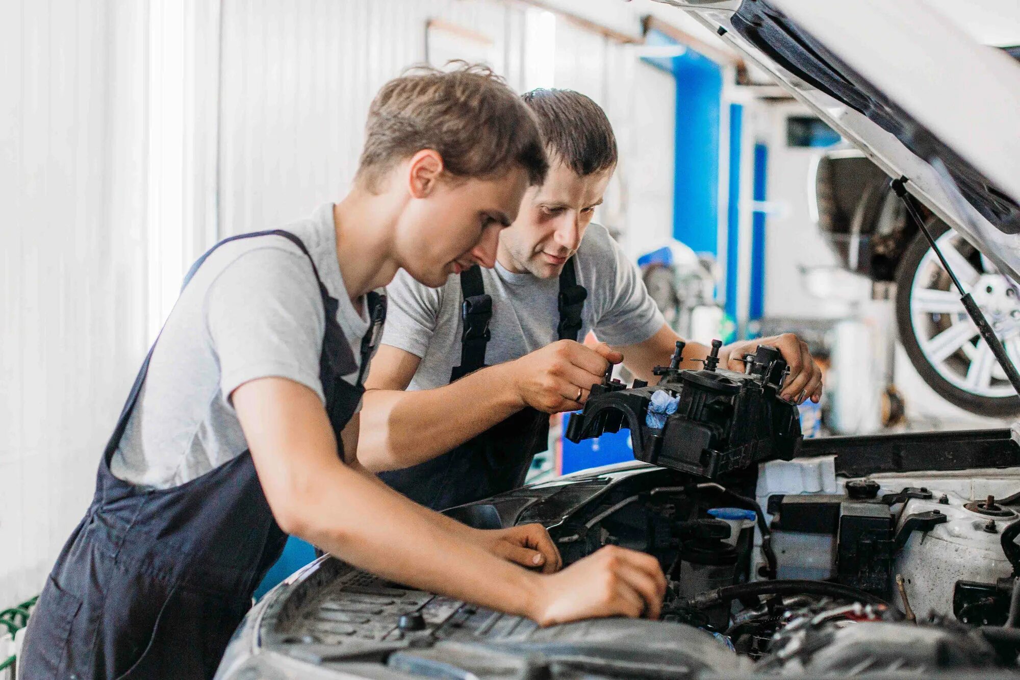 Механик профессия. Автосервис механик. Автомеханик. Автомеханик. Профессиональный автомеханик.