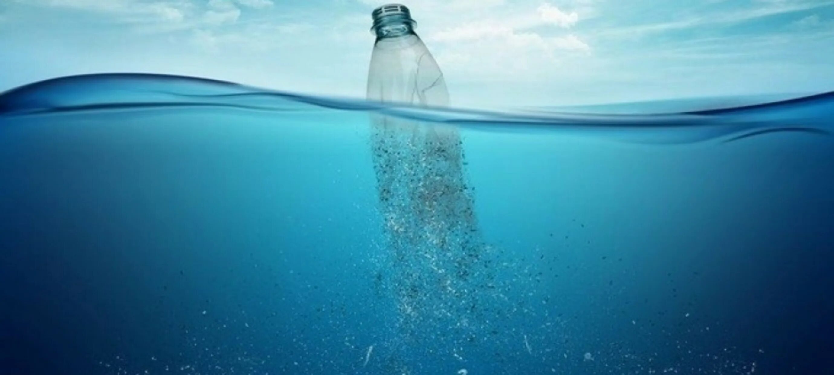 Вода из бутылки. Пластиковые бутылки в океане. Вода в голубой бутылке. Фон для бутылки воды.