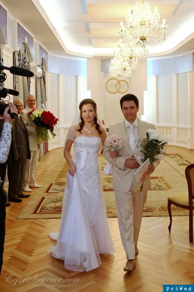Фотосессия в загсе. Свадебная фотосессия в загсе. Церемония в загсе. С какой стороны в загсе стоит невеста. Дворец бракосочетания грозный.