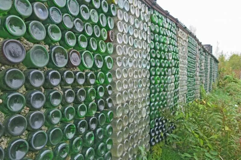 Заборы из бутылок фото Что можно делать из бутылок / Креатив / ВТОРАЯ УЛИЦА Выкройки, мода и современ
