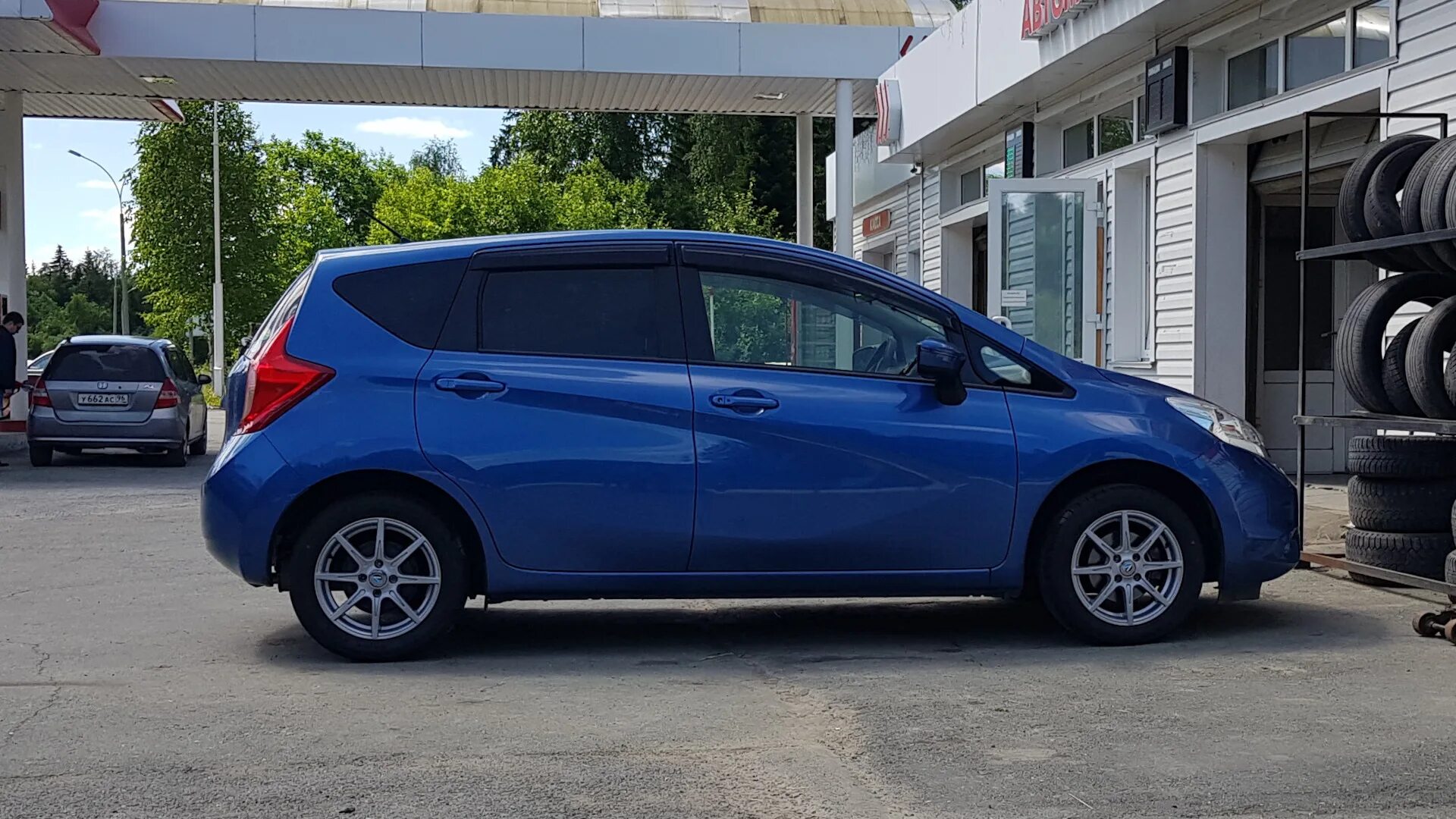 Nissan note диски r15. Литые диски ноут. Диски ниссан ноут r15. Ниссан ноут r16. Nissan note 2012 r15.