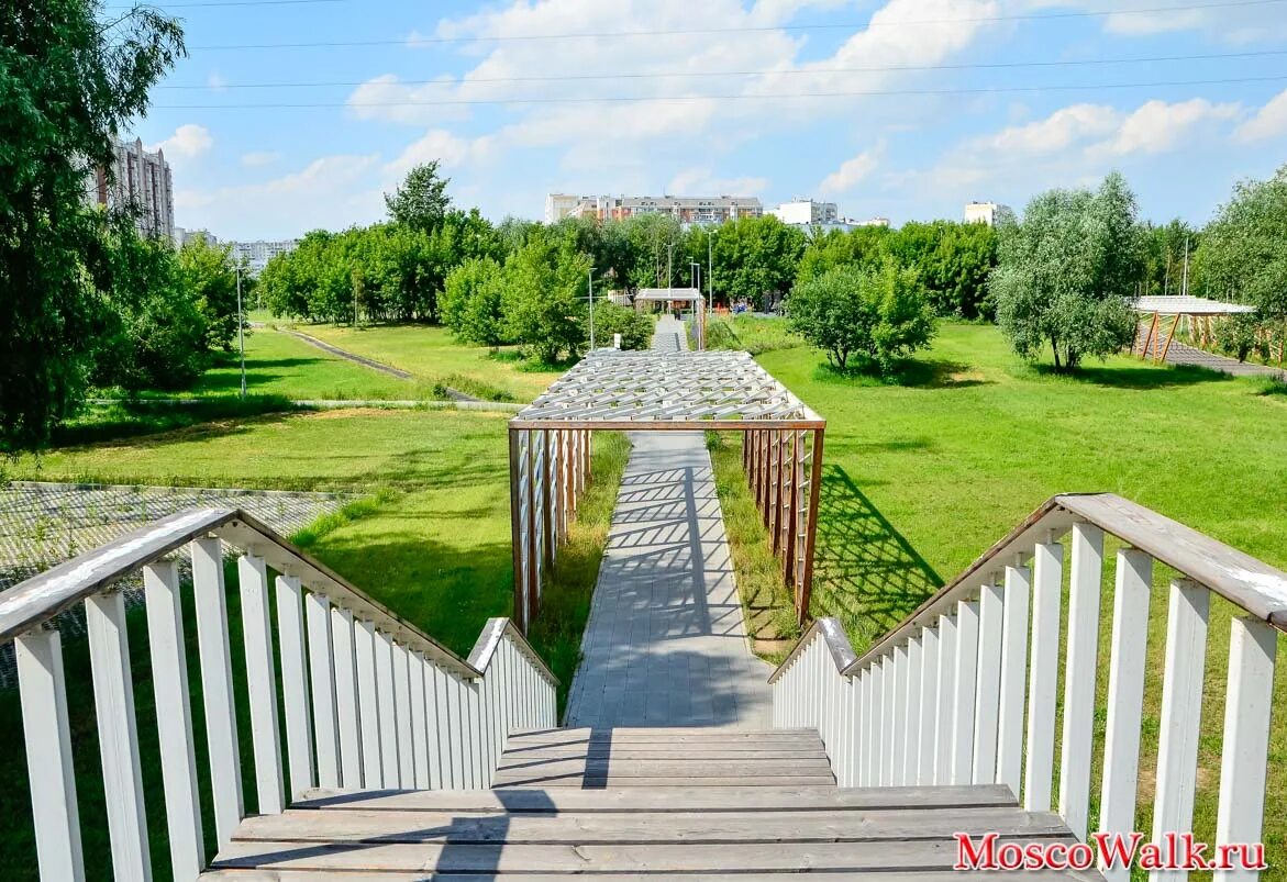 памп парк марьино. парк 850 летия москвы яблони. футбольное поле в парке 850 летия москвы. марьинский парк 850 летия москвы. набережная в парк 850 летия.