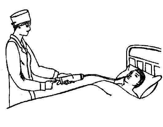 Кормление тяжелобольного через рот. Кормление больного. Кормление тяжелобольного пациента. Искусственное кормление тяжелобольного пациента. Зондовое питание больных.