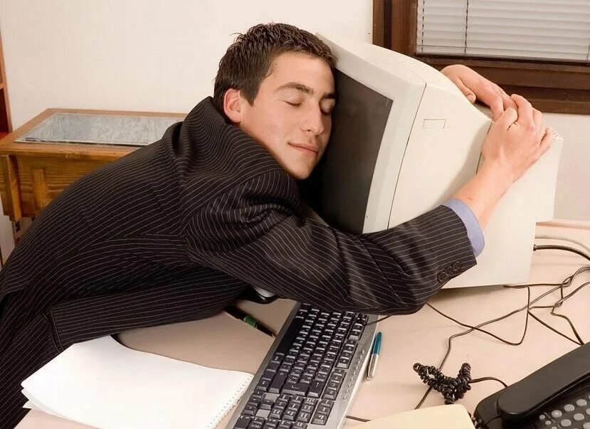 Интернет устал. Человек за компьютером. Перед компьютером. Компьютер и человек. Мужчина сидит за компьютером.