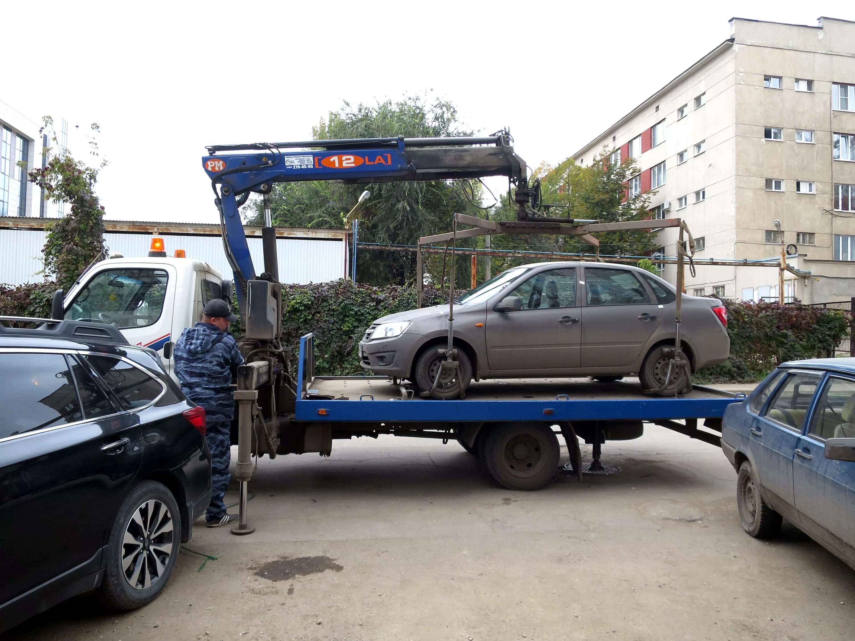 эвакуируют машину. Tow truck эвакуатор. зил 33241 эвакуатор. эвакуация автомобилей телефон. эвакуация авто подмосковье.