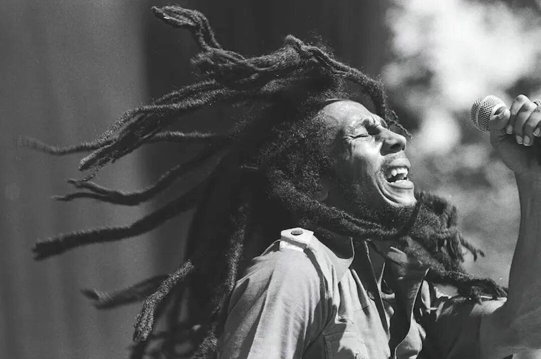 Боб марли на сцене. Боб марли фото. Боб марли популярные песни. Bob marley портрет. Боб марли популярные песни.