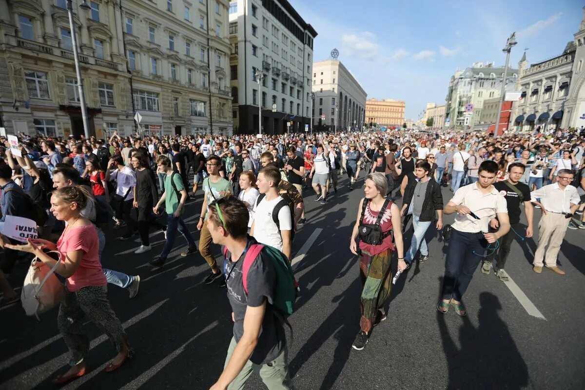 Протесты в Москве. Митинг на Тверской. Москва люди на улице митинг. Толпа митинг.