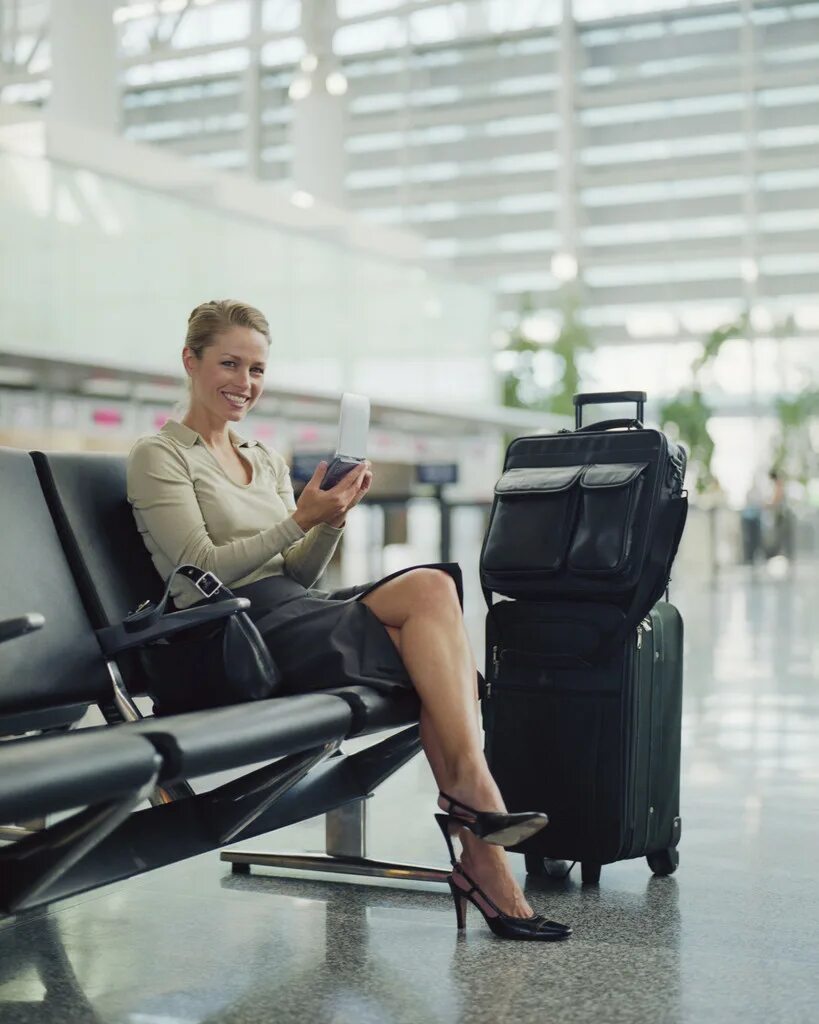 Деловая командировка. Успешная женщина. Девушка в аэропорту. Женщина с чемоданом в аэропорту. Фотосессия в аэропорту.