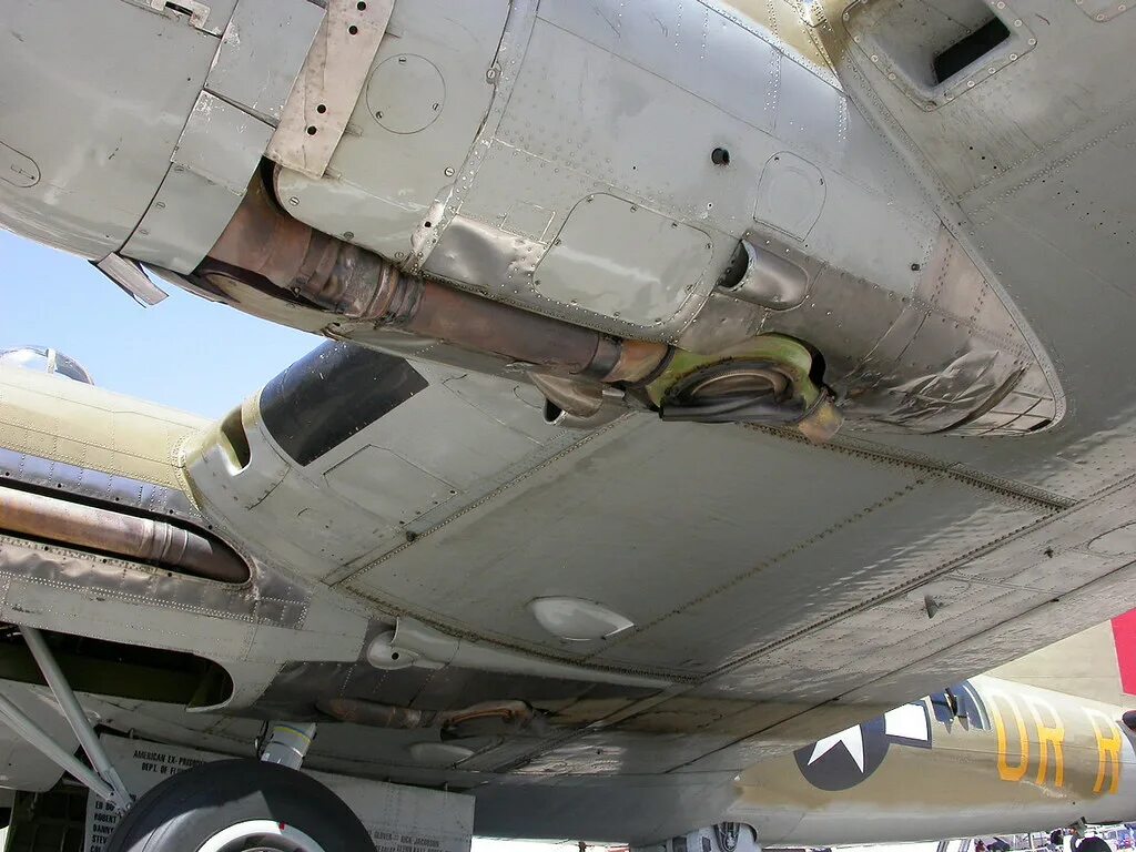 Б 17 кг. B-17g Flying Fortress. Боинг b 17g. B-17g стойки шасси. Boeing b-17 снизу.