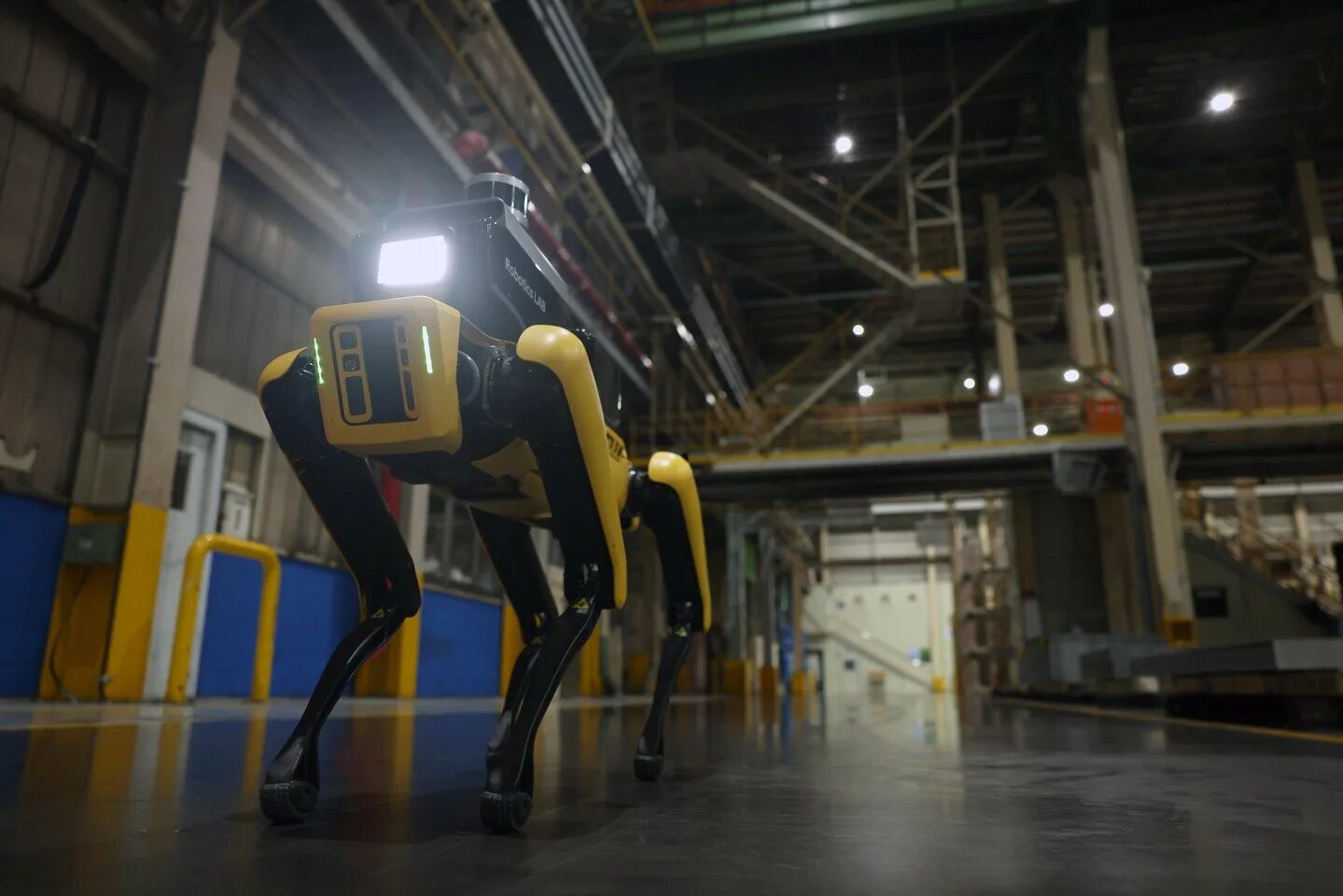 Робот hyundai. Boston dynamics роботизированная фабрика. spot robot hundai. роботы hyundai. hyundai boston.