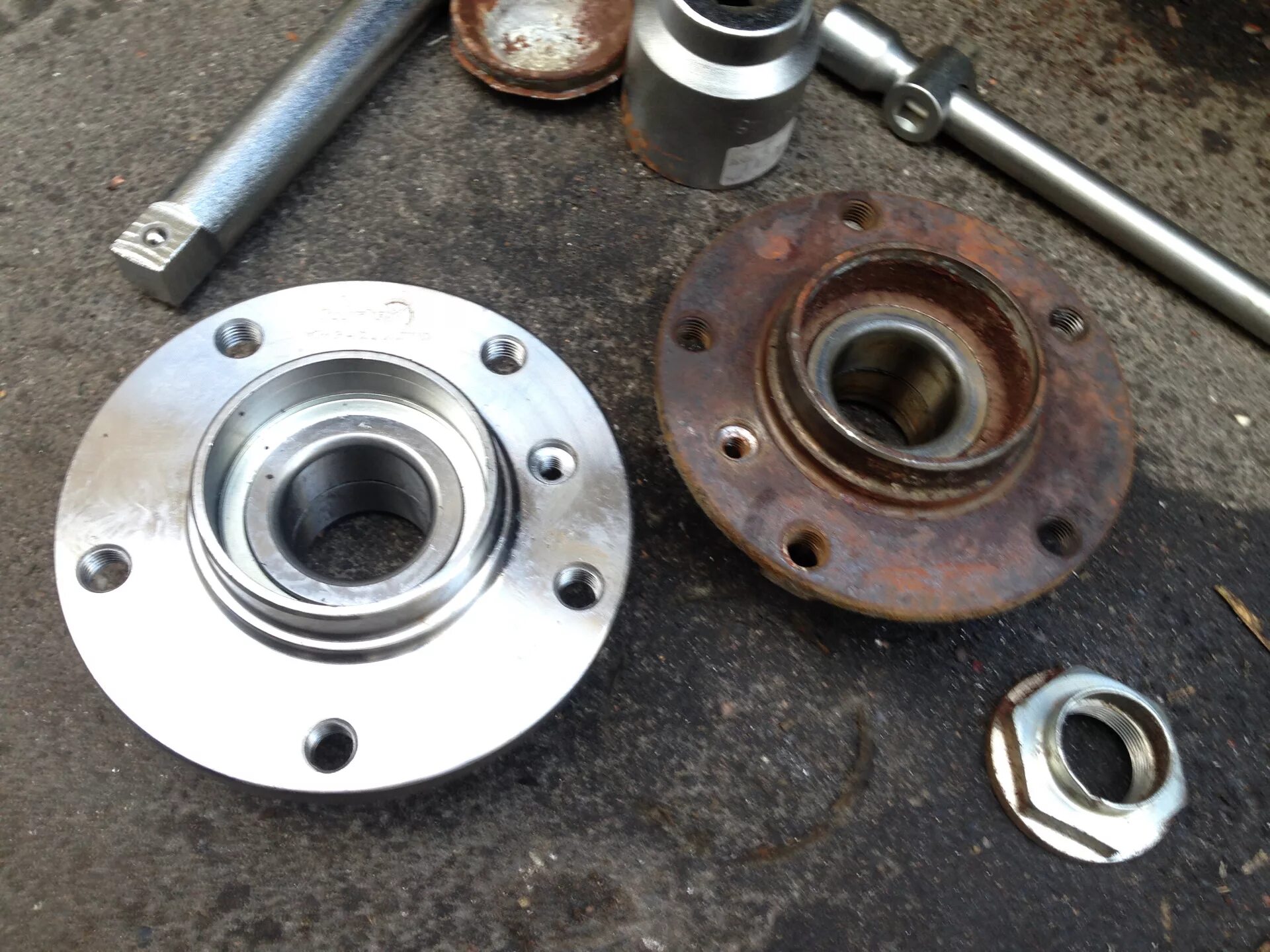 Подшипник ступицы задний бмв е90. Задний ступичный подшипник бмв е46. Подшипник ступицы на бмв е46. Задний ступичный подшипник бмв е39. Подшипник ступицы на бмв е46.