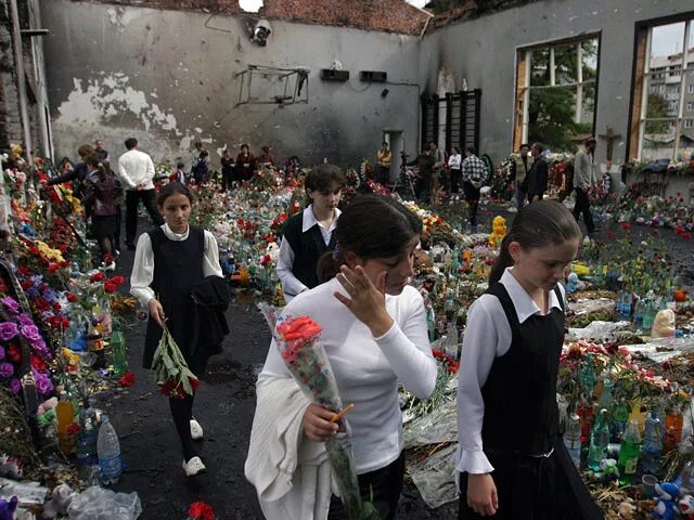 Террористы в школе 2004. Теракт в Беслане 1 сентября.