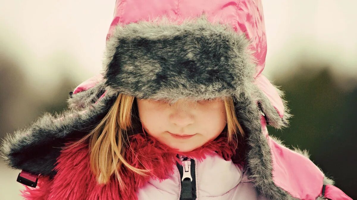 Дети одевались потеплее. Шапка для девочки. Маленькая девочка в шапке ушанке. Девочка в шапке зимой. Девочка в зимней одежде.