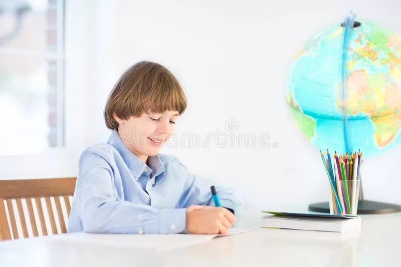 Boy is doing homework class desk png. Работа мальчика была выполнена. Boy is doing homework. Ребенок делает уроки лампа. Домашнее задание для детей.