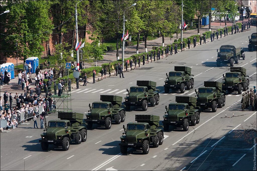 Парад какая техника. Военный парад в Нижнем Новгороде. Парад Победы в Нижнем Новгороде. Парад техники Нижний Новгород. Парад в Нижнем Новгороде в честь 70 летия Победы.