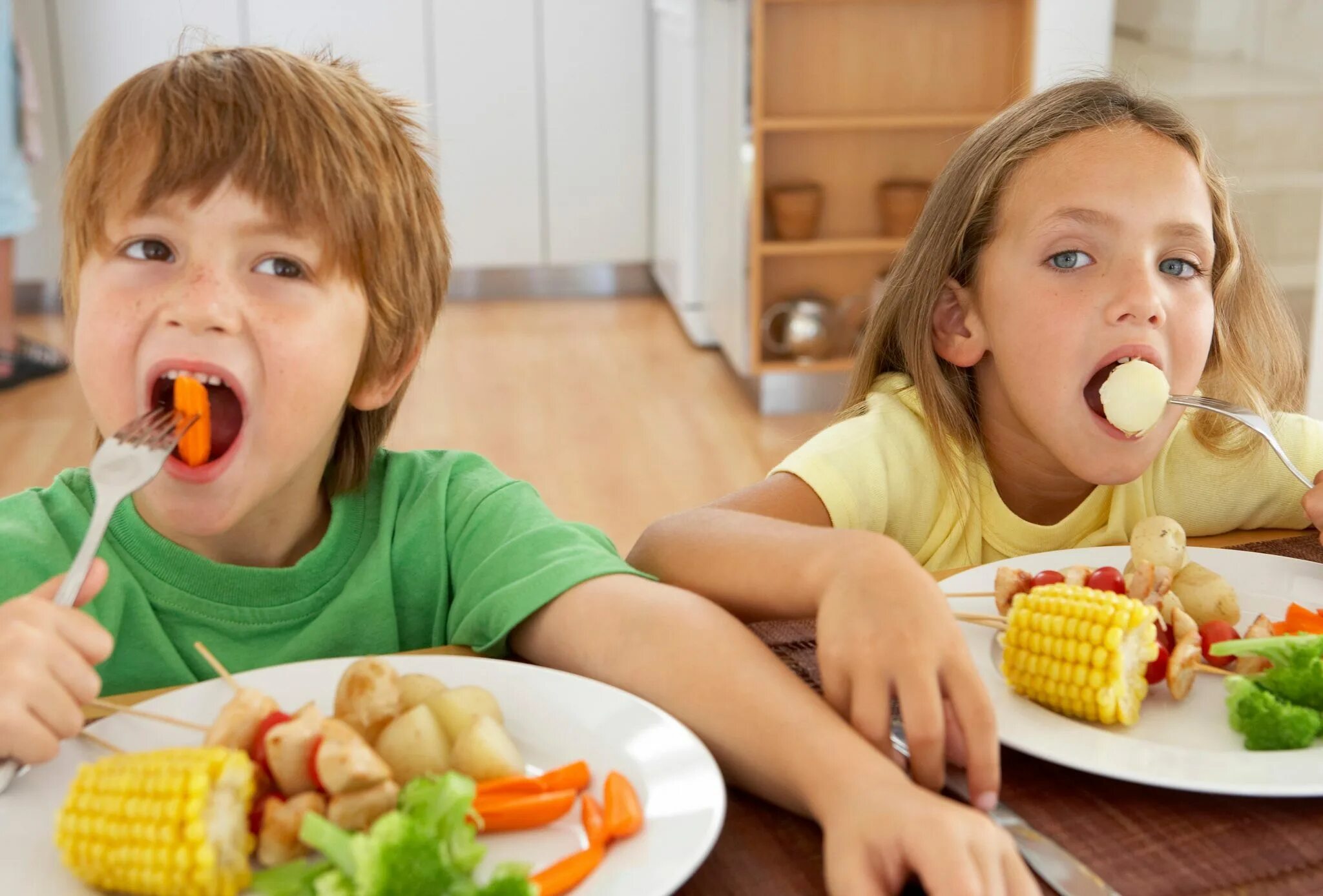 Люди едят детей. Питание детей. Еда для детей. Рациональное питание детей. Здоровое питание для детей школьного возраста.