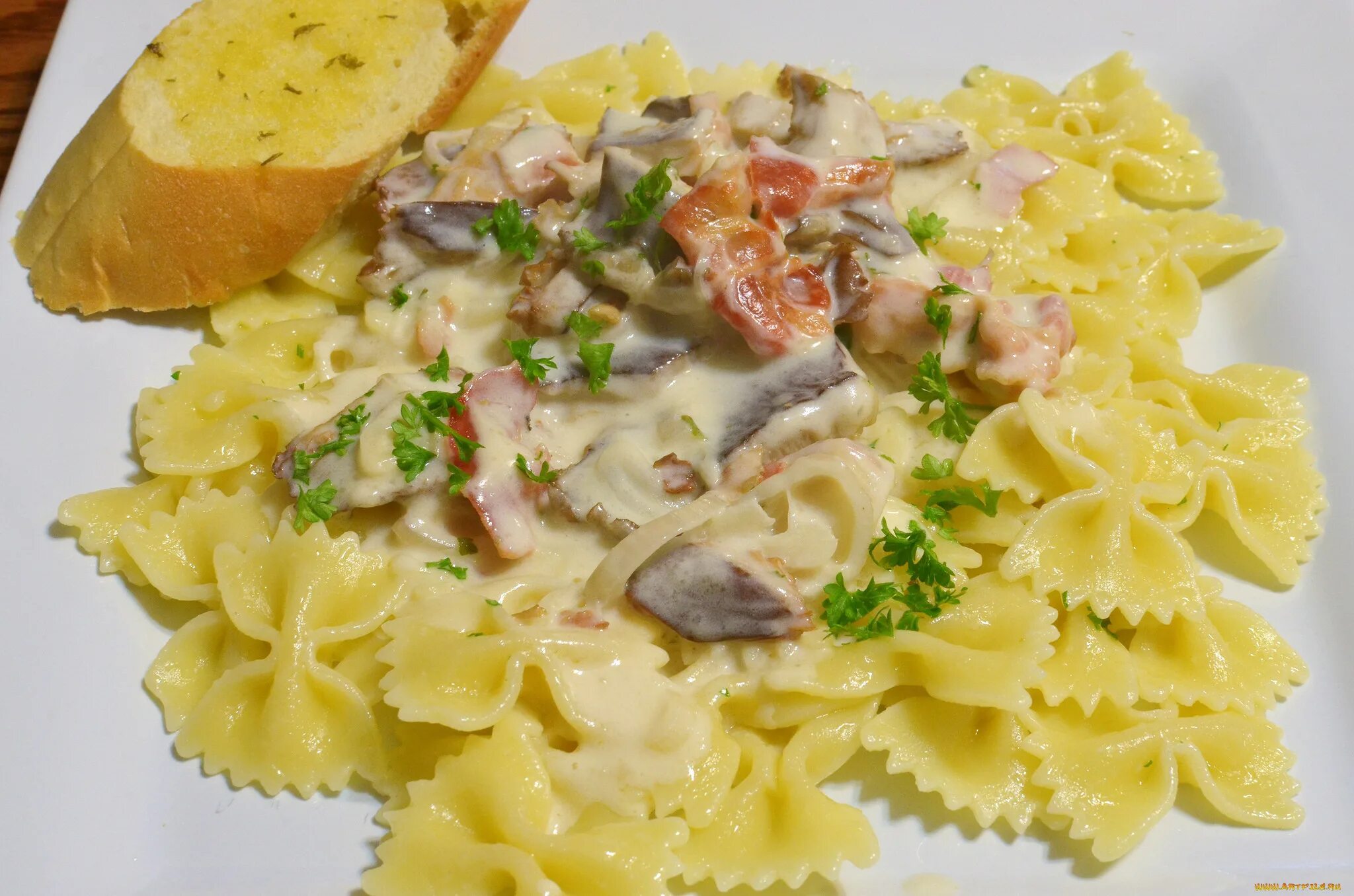 Какое блюдо приготовить из макарон. Паста фарфалле с колбасками. простые блюда из макаронных изделий. гарнир из макаронных изделий. блюда из макаронных изделий ресторанные.