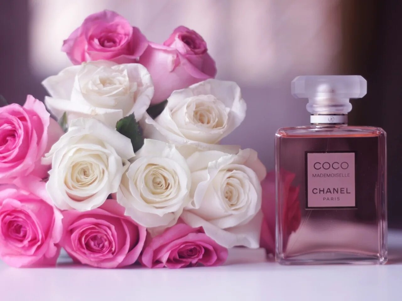 Нежным ароматом роз. Chanel Parfum Rose. Коко Шанель духи розовые. Шанель пионы Парфюм. Цветок Коко Шанель.