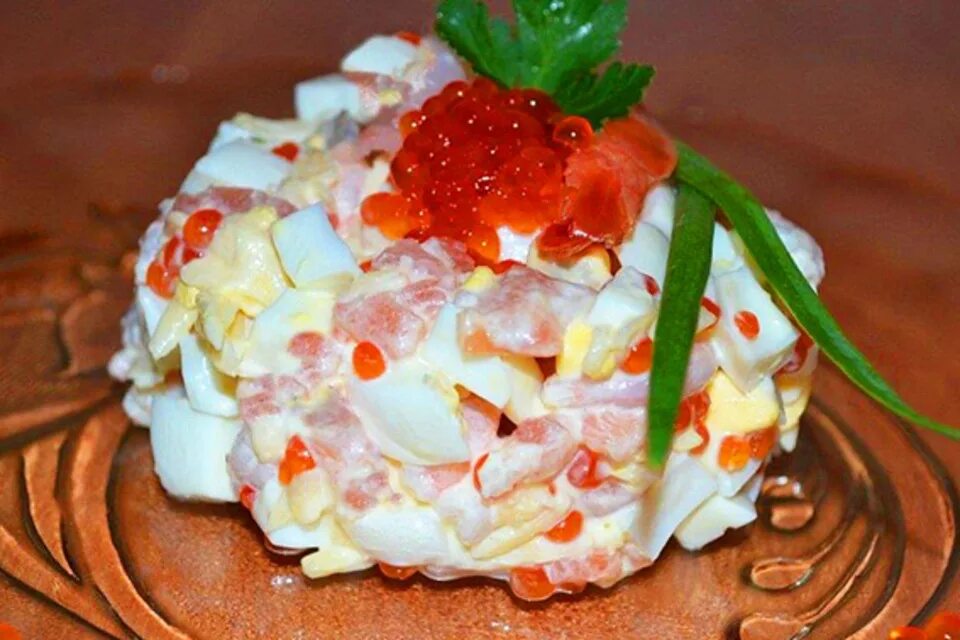 Салат царский. Салат царский с красной икрой. Салат королевский с креветками и кальмарами и красной икрой. Салат с красной икрой и креветками царский. Салат с креветками и икрой.