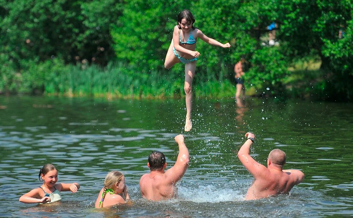 Купаются люди в реке. Купание летом. Люди купаются. Купание в водоемах. Купаться в озере.