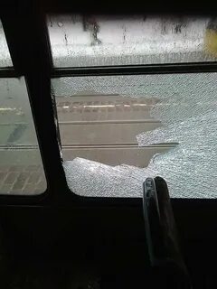 Разбитое окно в автобусе