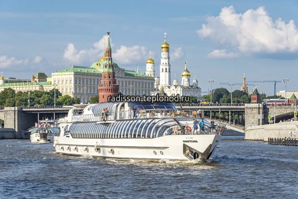 Прогулка москва река radisson. Яхта монтана рэдиссон. речная прогулка на рэдиссон royal класс. причал гостиница украина рэдиссон парковка. теплоходы у гостиницы украина.