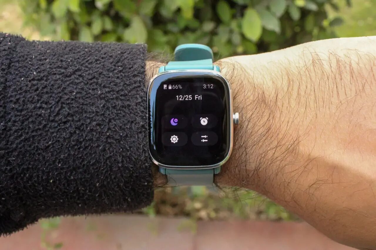 Amazfit 2 mini приложение. Amazfit на айфон. Смарт-часы gts 2 mini. Умные часы xiaomi amazfit gts 2. Gts 2 mini на руке.