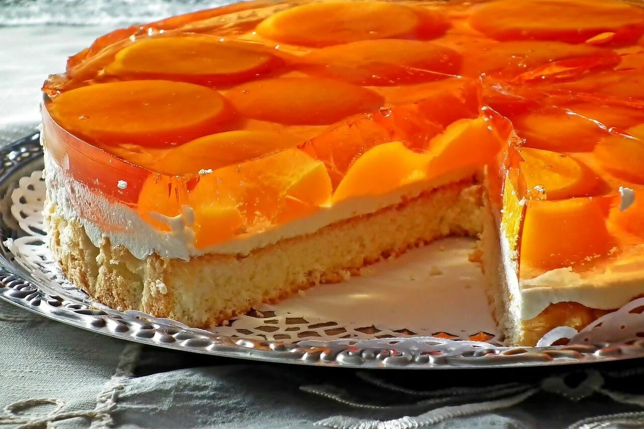 Торт йогуртовый с персиком. Персиковый торт. Бисквитный торт с персиками консервированными. Торт с желе и фруктами. Бисквитно желейный