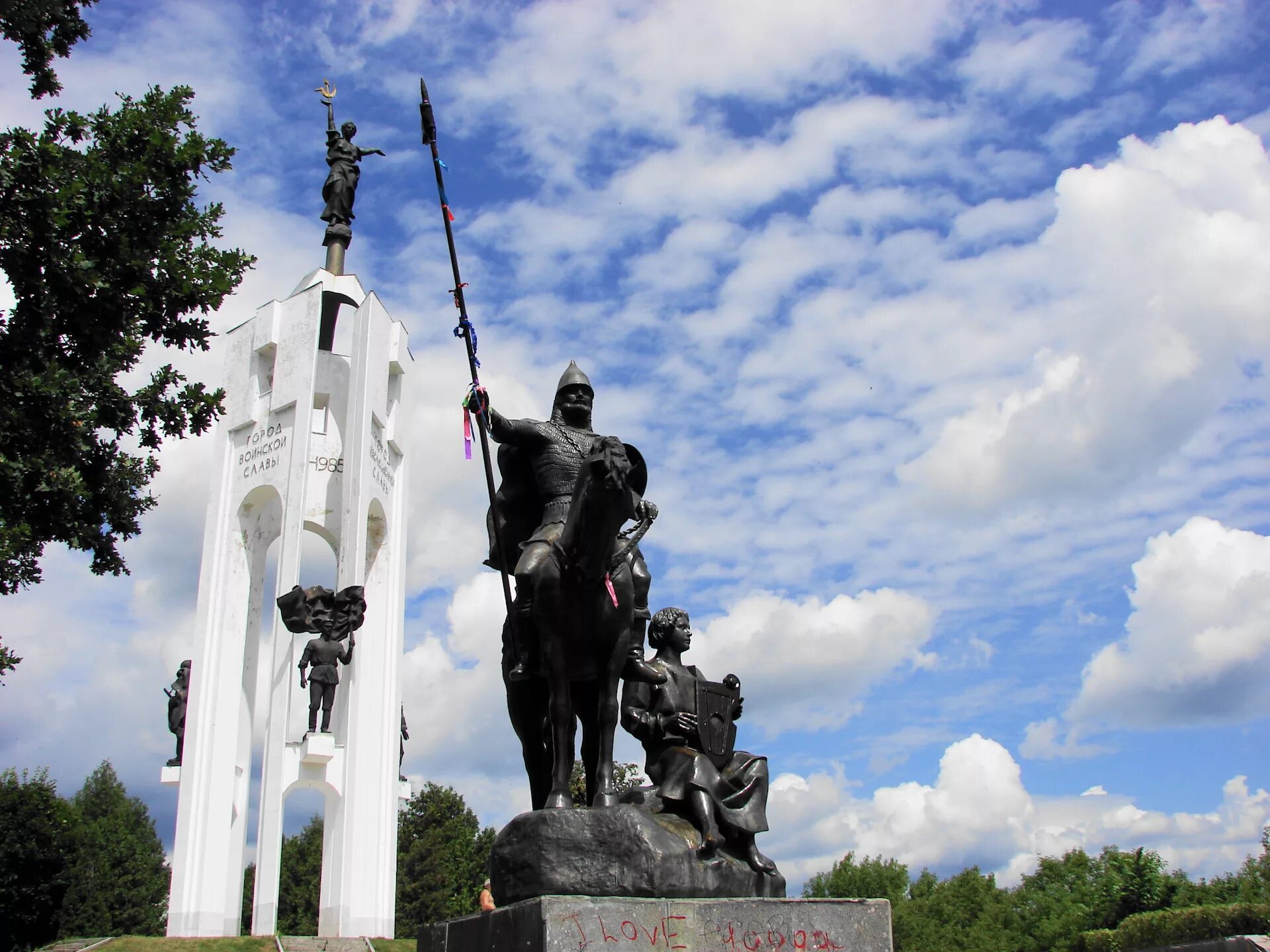 Мемориальный комплекс Покровская гора Брянск. Памятник Пересвету Покровская гора Брянск. Пересвет Брянск памятник. Достопримечательности Брянска Покровская гора. Погулять брянске