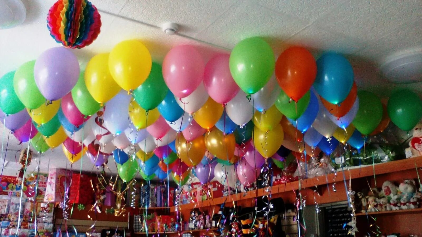 Бизнес с шарами. Шары под потолок. Шарик гелиевый. Яркие разноцветные шары под потолок. Надувка шаров.