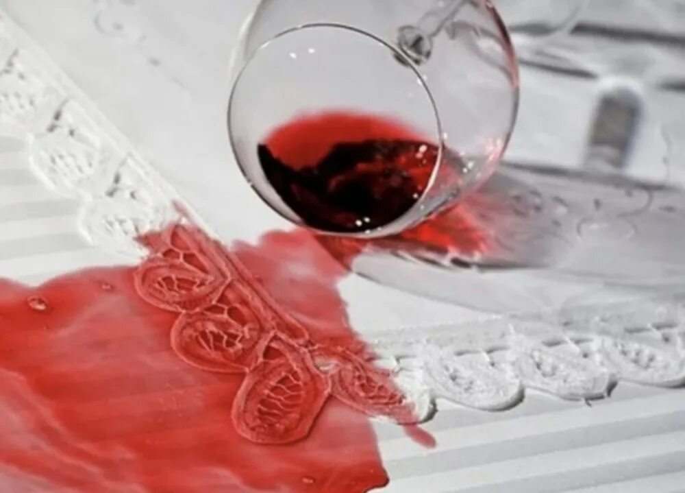 Воспитание пролить соус на скатерть. Разлитое красное вино.