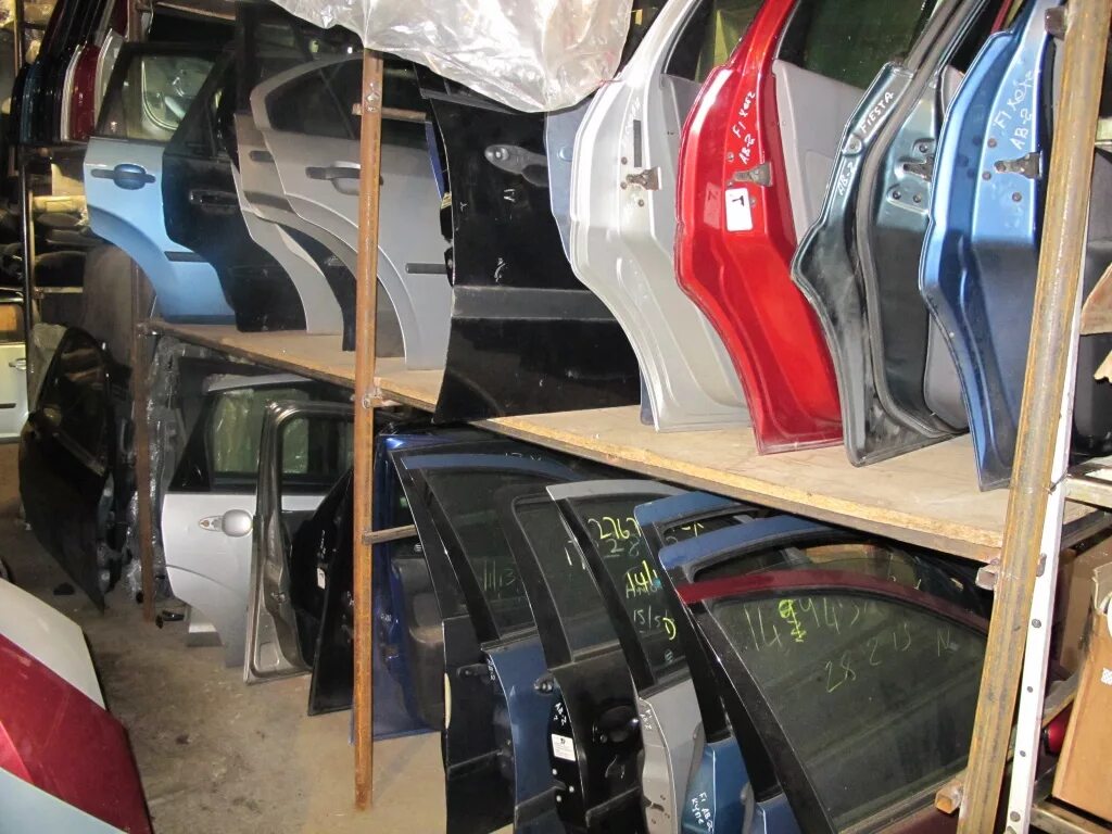 Кузовной магазин автозапчастей. Магазин кузовных деталей ваз. Склад кузовных запчастей. Кузовные автозапчасти. Разобранная машина.