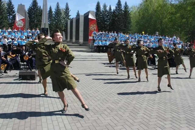 Победа горно алтайск. Парад Победы в Горно Алтайске. Парк Победы Горно-Алтайск. Парад в Горно Алтайске 2009. 9 Мая Горно Алтайск 2022.