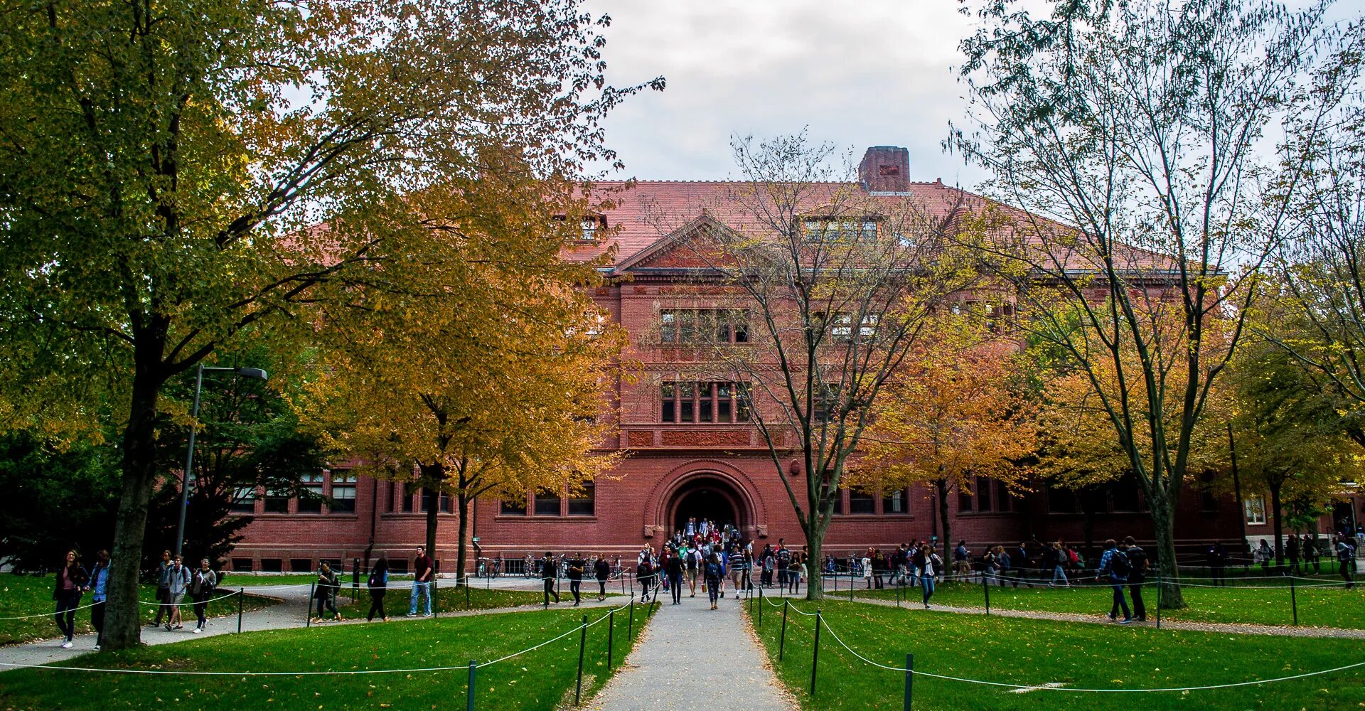 Harvard university cambridge. Кампус Гарварда. Университет Гарвард парк. Бостон Гарвард. Гарвард США.
